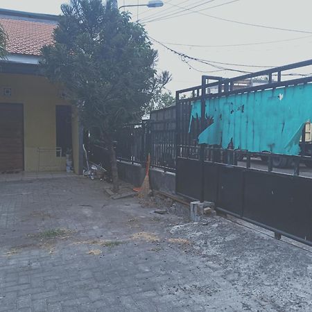 Kost Backpacker Hotel Sidoarjo Exterior foto